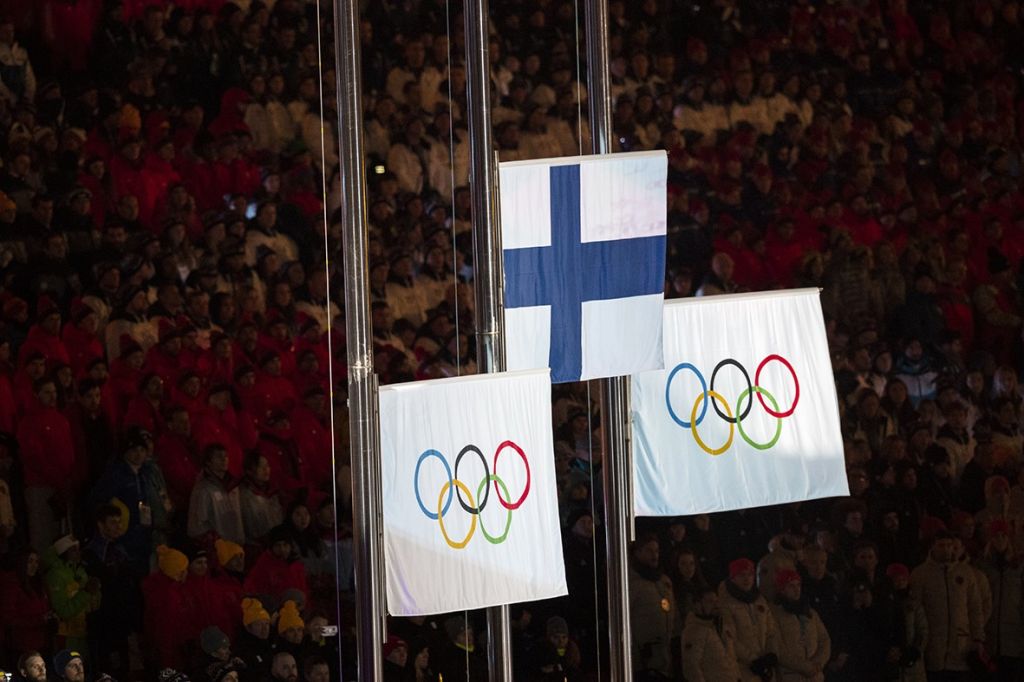 Suomen lippu salossa olympiarenkaiden keskellä.