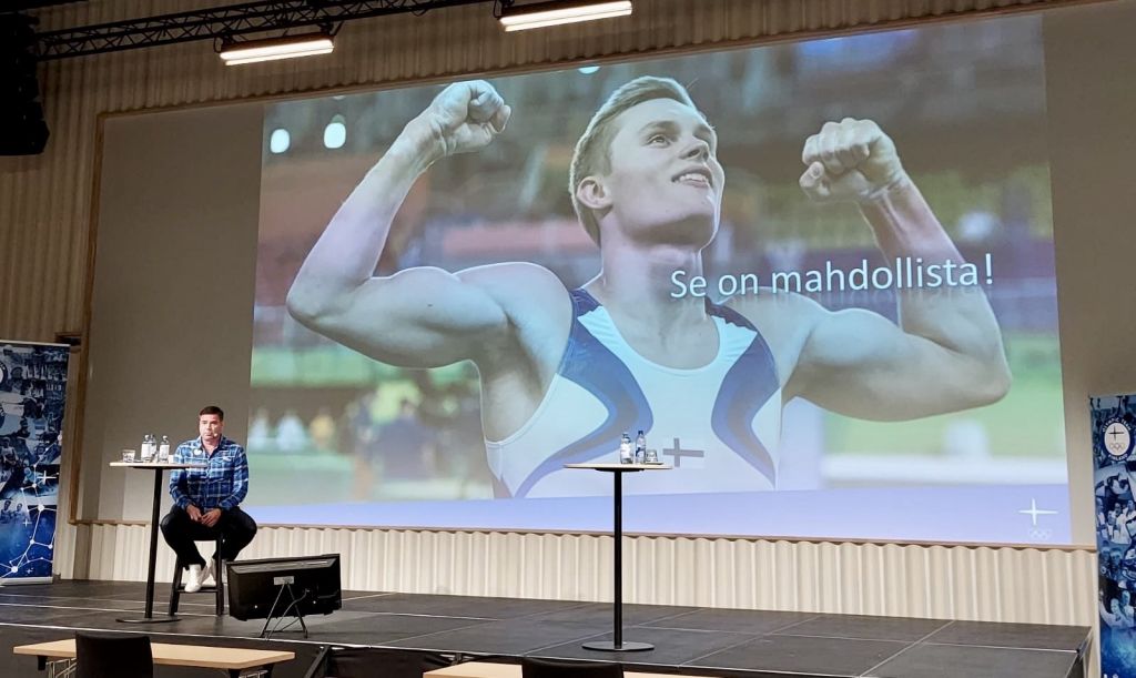 Mika Lehtimäki lavalla Huippu-urheilun verkostopäivillä.