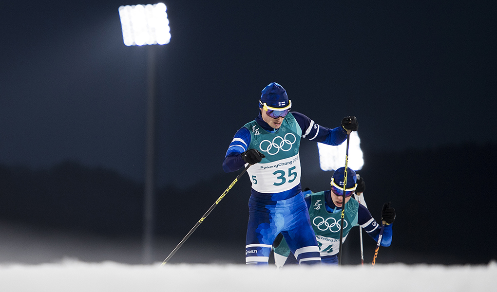 Kuvassa yhdistetyn urheilija Hannu Manninen ja Arttu Mäkiaho hiihtävät peräkkäin PyeongChangin talviolympialaisissa