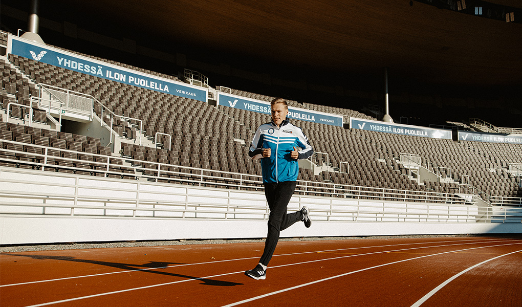 Kuvassa Topi Raitanen juoksee Olympiastadionin katsmoiden edustalla