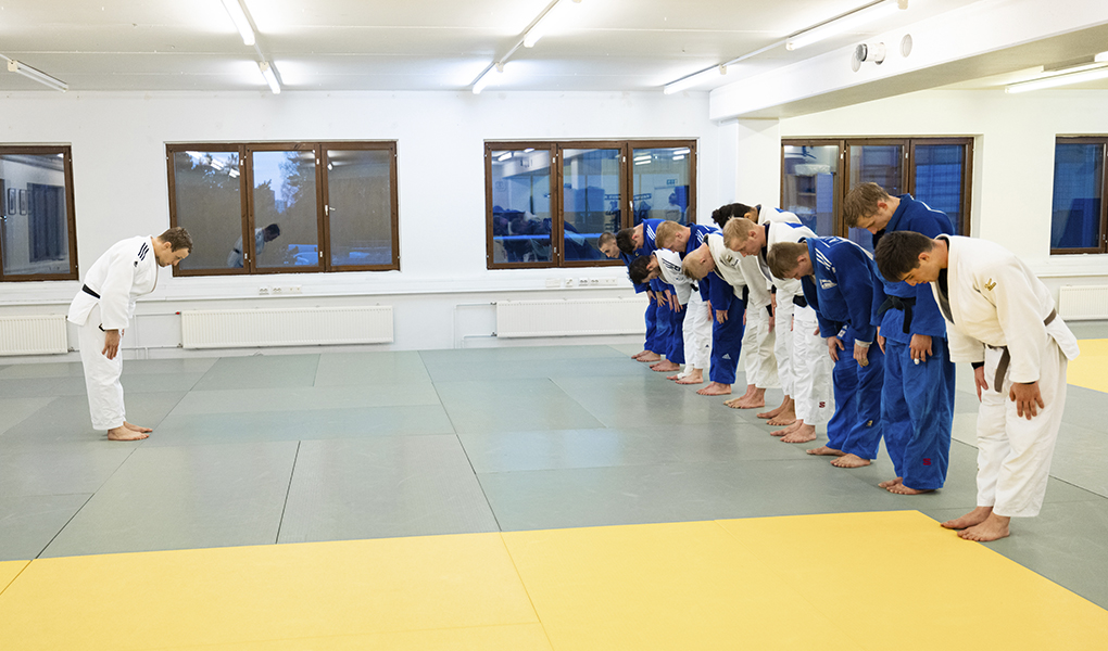 Osa Suomen judomaajoukkueesta Rok Draksicin ohjauksessa.