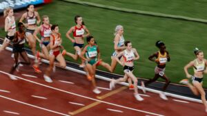 Sara Kuivisto juoksemassa 1500 metrin olympiavälierässä