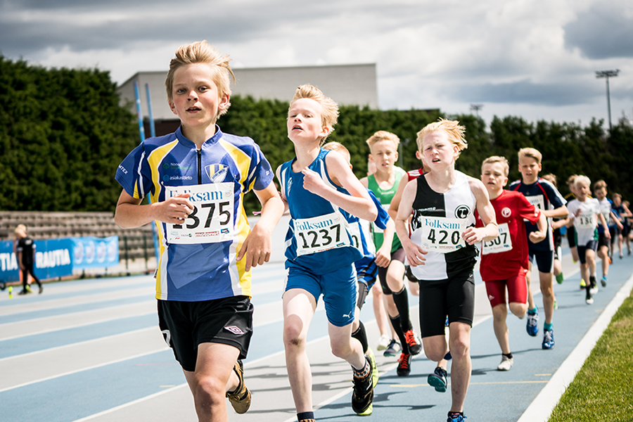 Lapsia juoksukilpailussa urheilukentällä.