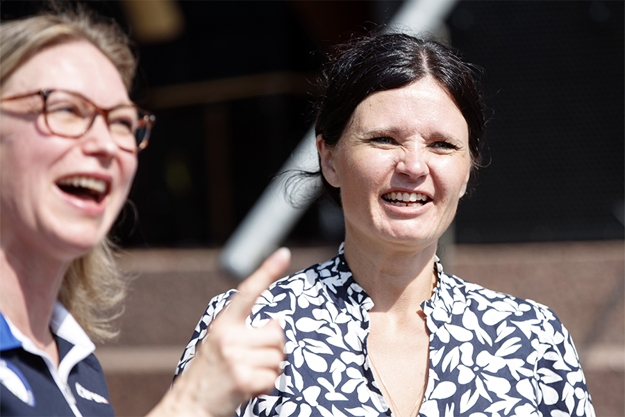 Olympiakomitean toimitusjohtaja Taina Susiluoto ja Salon kaupunginjohtaja Anna-Kristiina Korhonen avasivat SM-viikon auringon kanssa kilpaa hymyillen.