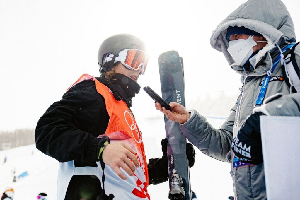 Freeski-hiihtäjä Simo Peltola seisoo Mika Norosen haastattelussa Pekingin olympialaisten mixed zonella.