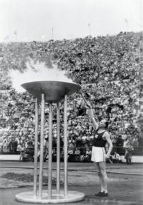 Paavo Nurmi sytyttämässä olympiamaljaa Helsingin olympialaisissa vuonna 1952. 