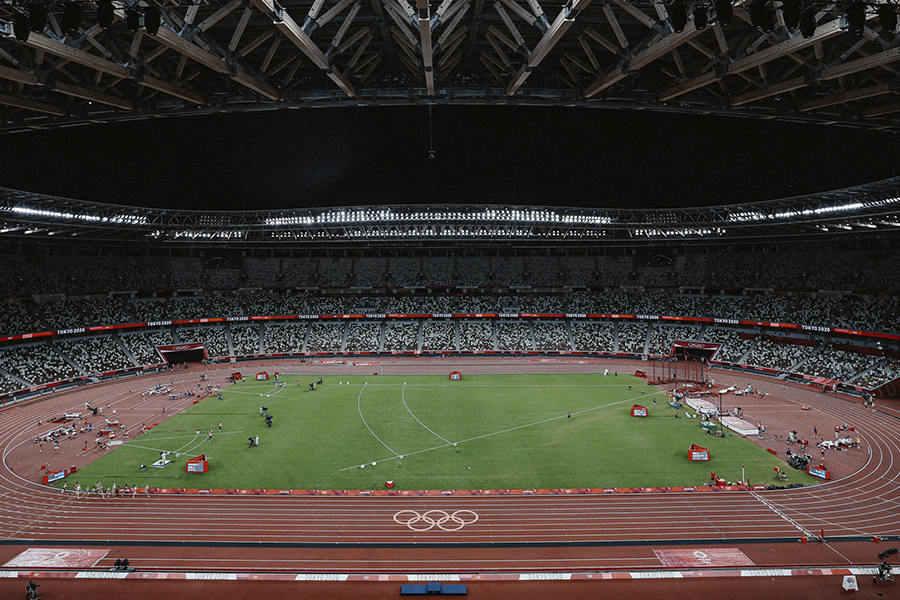 Kuvassa Tokion olympialaisten yleisurheilukenttä katsomosta kuvattuna.