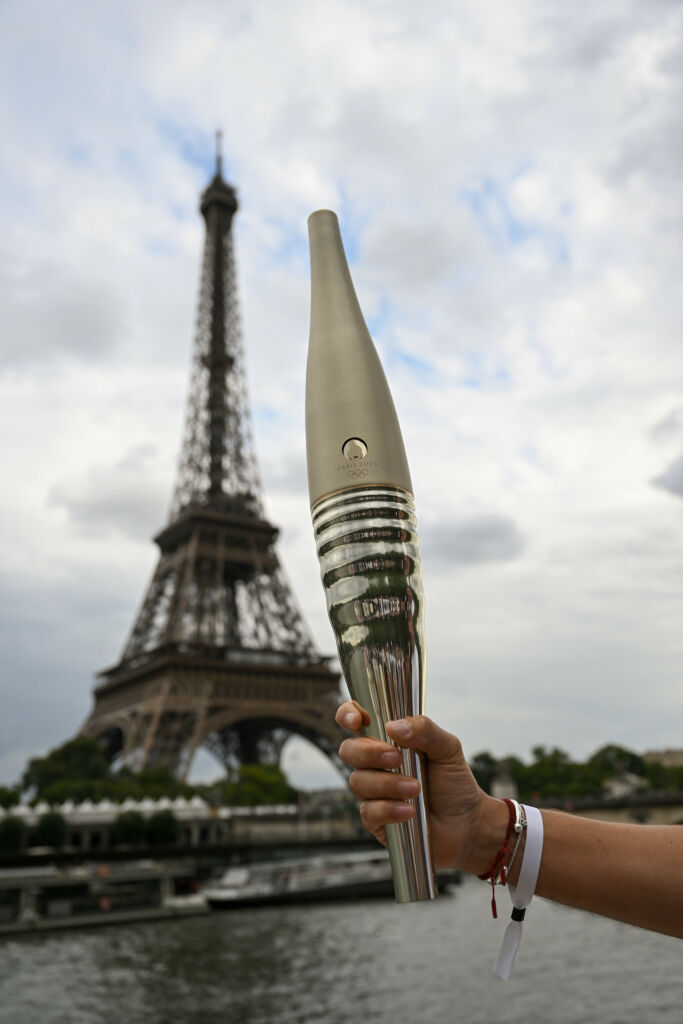 Taustalla Eiffel-torni ja etualalla Pariisin olympiasoihtu.