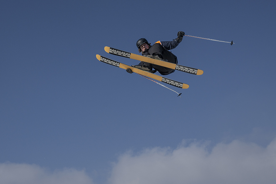 Jaakko Koskinen pitää gräbiä suksestaan kiinni big air -kilpailussa. Taustalla sininen taivas. Kuva: OIS/Joel Marklund. Handout image supplied by OIS/IOC