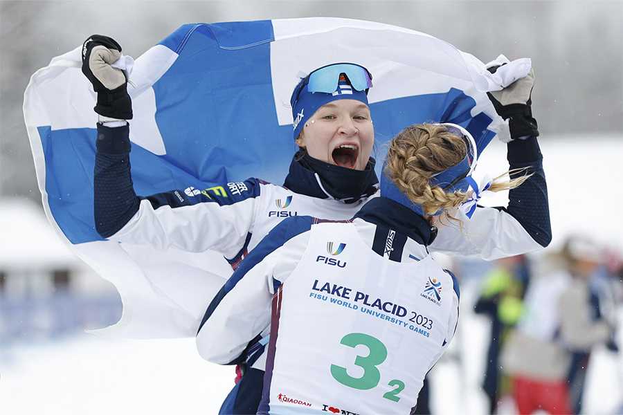 Tiia Olkkonen tuulettaa mitalia Lake Placidin universiadeissa.