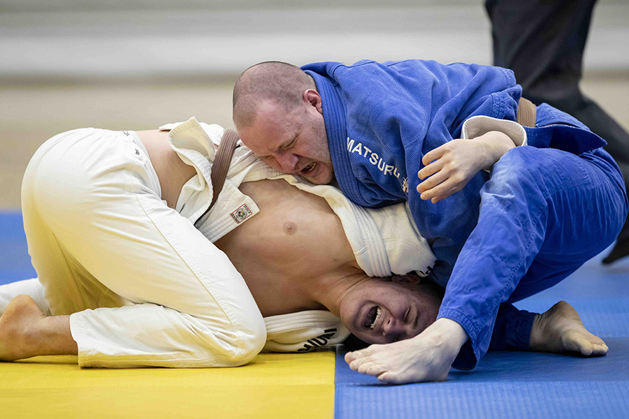 Kuvassa kaksi judokaa kamppailemassa SM-viikolla Jyväskylässä.