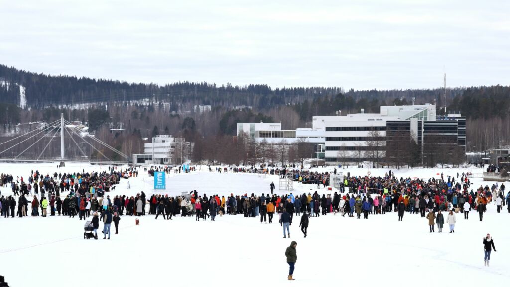 Kuvassa luminen maisema ja tapahtumavierailijoita kuvattuna kaukaa SM-viikoilta Jyväskylästä. 