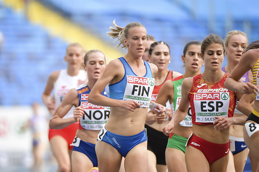 Camilla Richardsson juoksemassa Euroopan kisoissa keskellä isoa ryhmää.