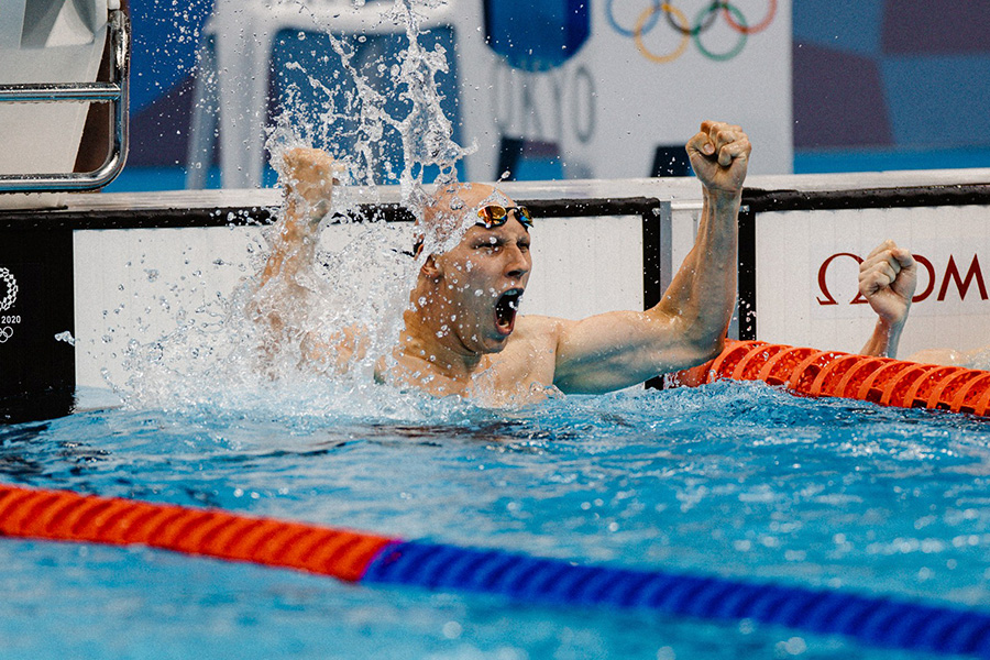 Matti Mattsson tuulettaa Tokion olympiafinaalin jälkeen uima-altaassa.