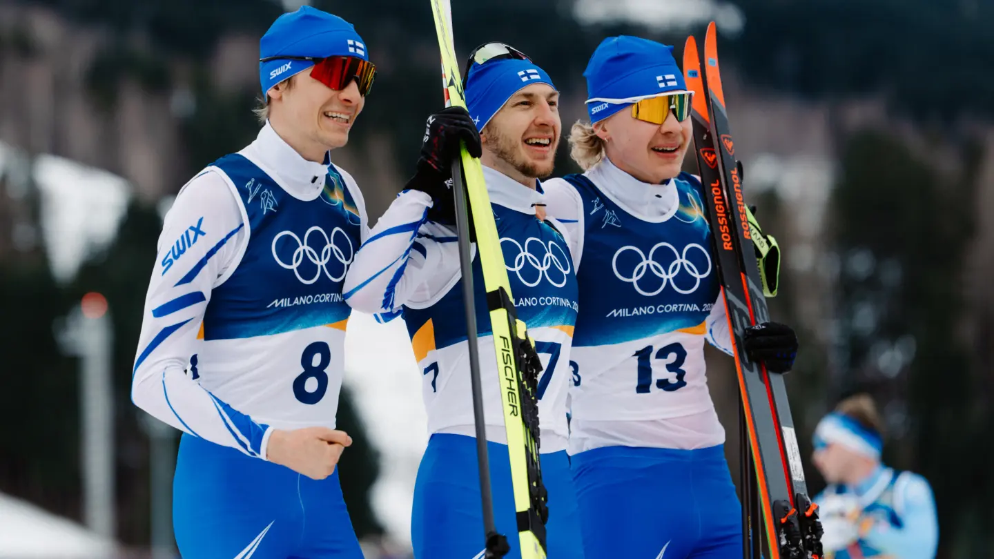 Yhdistetyn urheilijat Eero Hirvonen, Ilkka Herola ja Wille Karhumaa poseeraavat yhdessä suorituksiensa jälkeen lumisissa maisemissa.