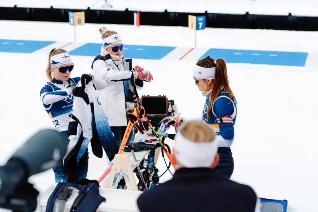 Ampumahiihtäjät Inka Hämäläinen, Venla Lehtonen ja Sonja Leinamo valmistautuvat ampumaosuuteen.