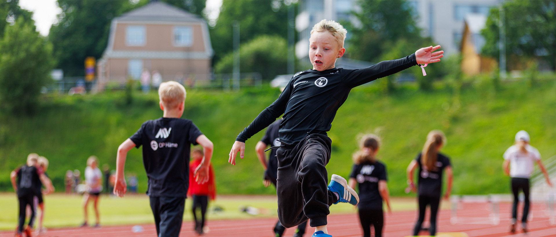 Yleisurheilun Tulevat Tähdet -monipuolisuuskilpailu kannustaa kokeilemaan eri lajeja: ”Monipuolisuuskilpailuissa parasta on, kun tulee tehtyä lajeja, joita ei välttämättä olisi keksinyt kokeilla”